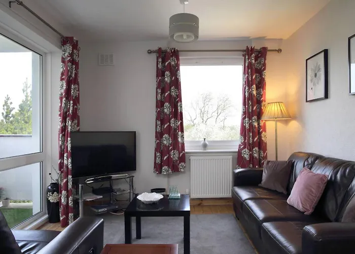 Edinburgh Family-Friendly Flat Walkable From Princess Street