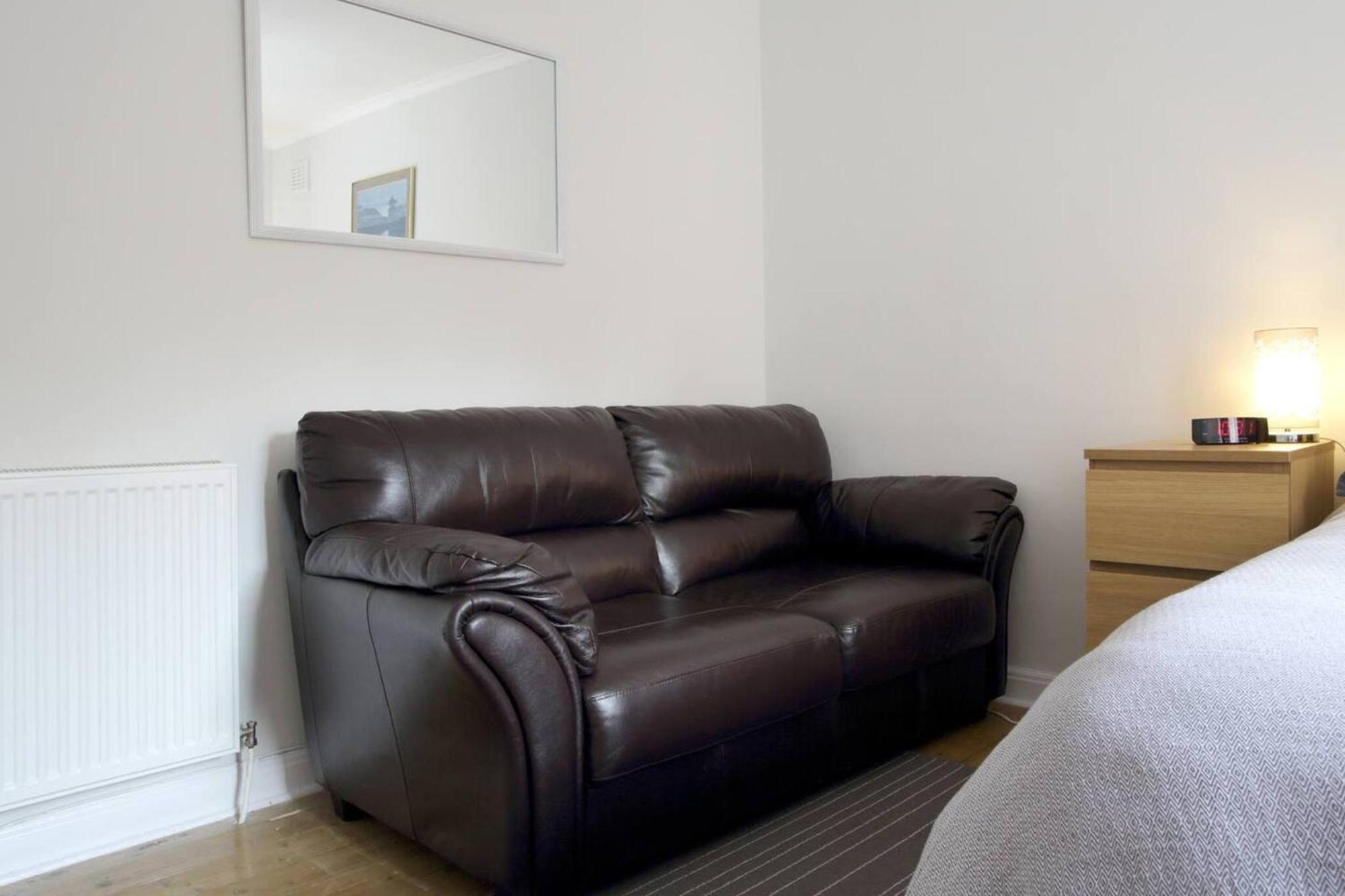 Family-friendly Flat Walkable From Princess Street Apartment *