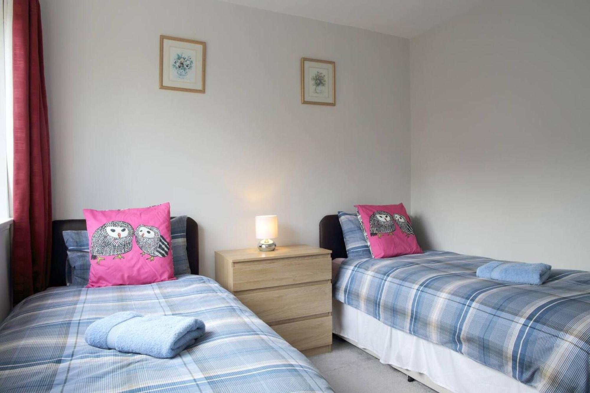 Family-friendly Flat Walkable From Princess Street *
