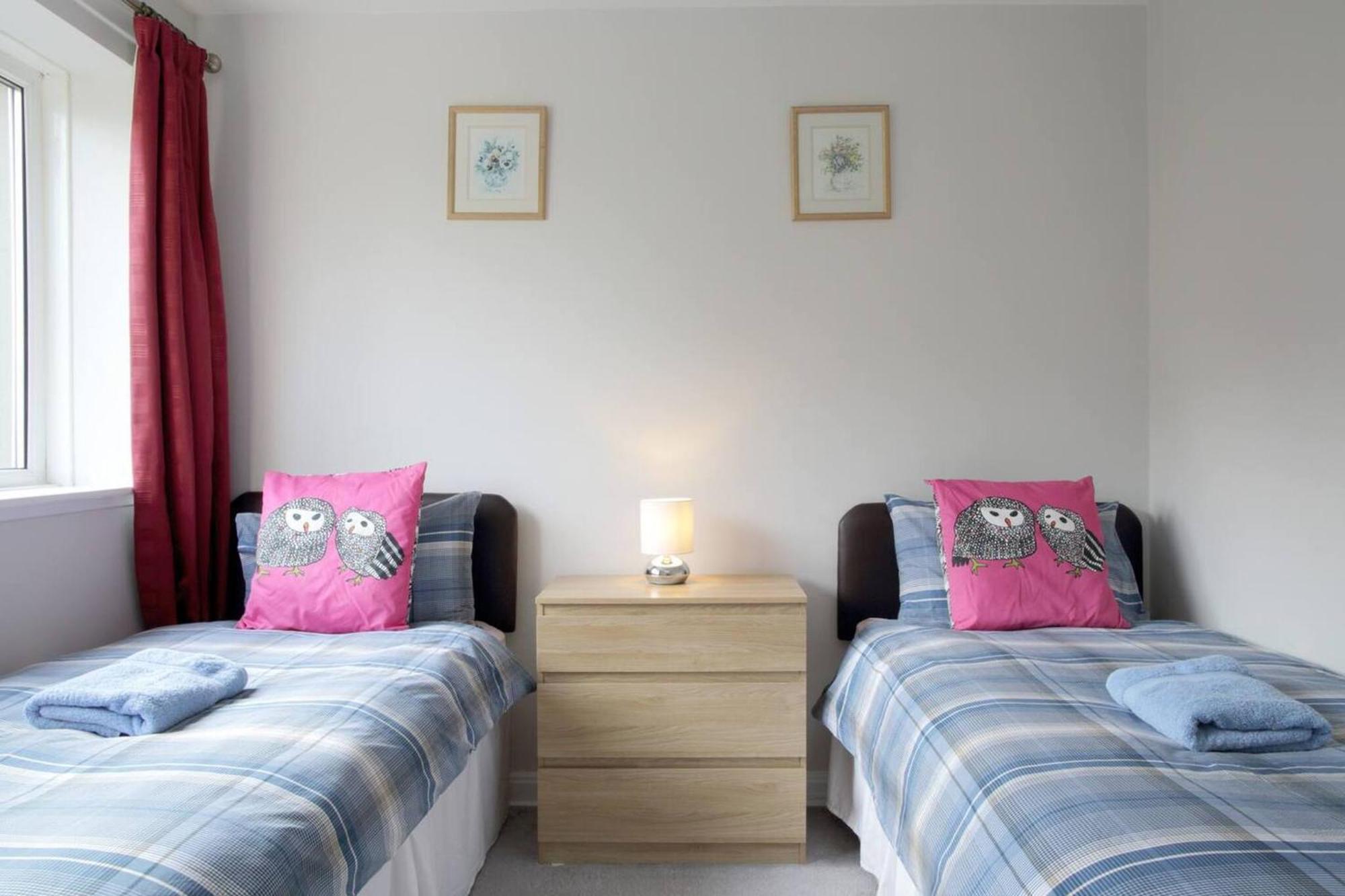 Family-friendly Flat Walkable From Princess Street *