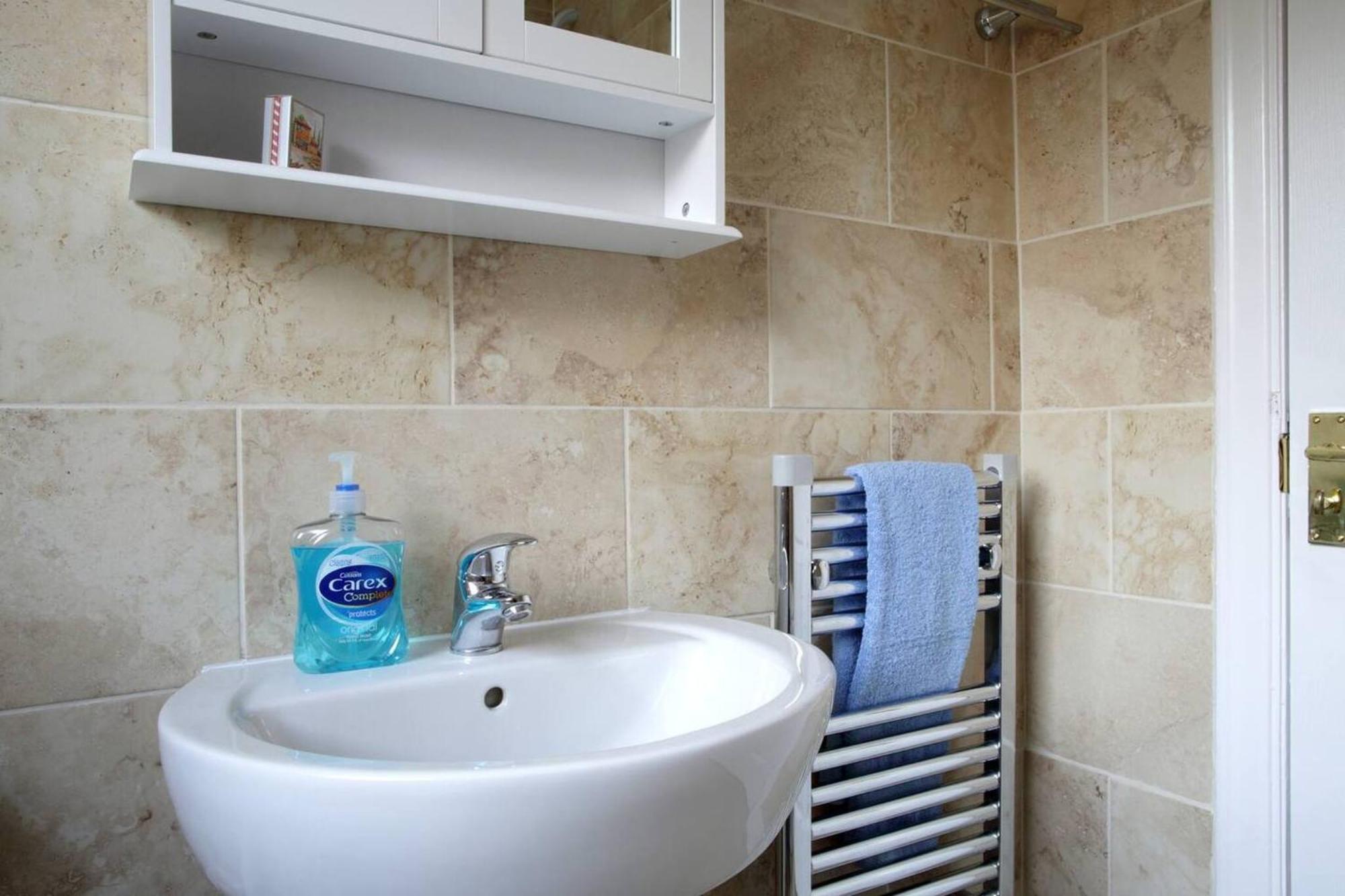 Family-friendly Flat Walkable From Princess Street Apartment *