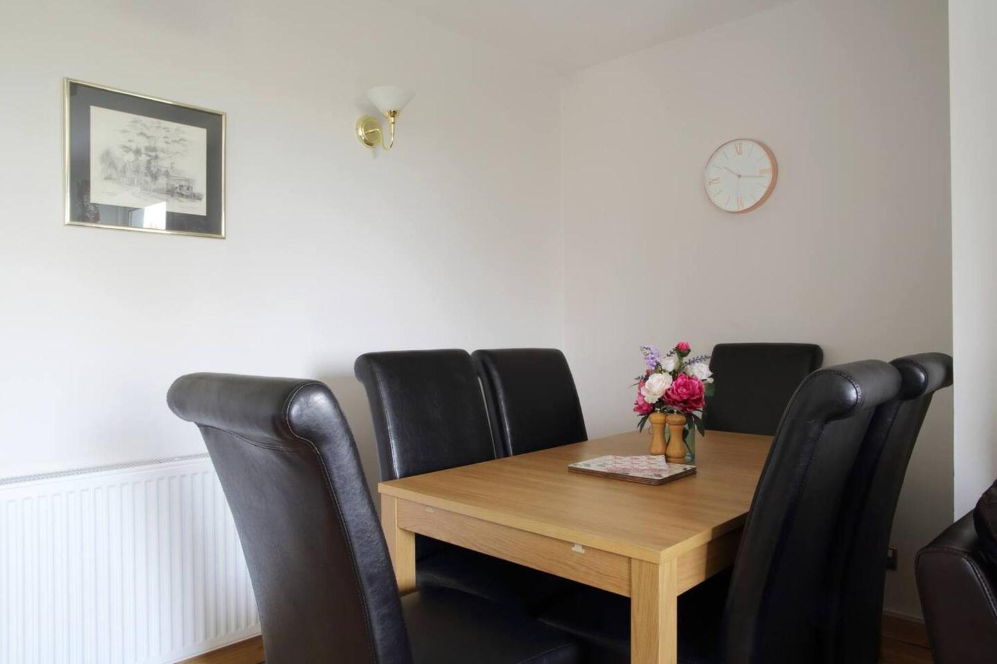 Family-friendly Flat Walkable From Princess Street *